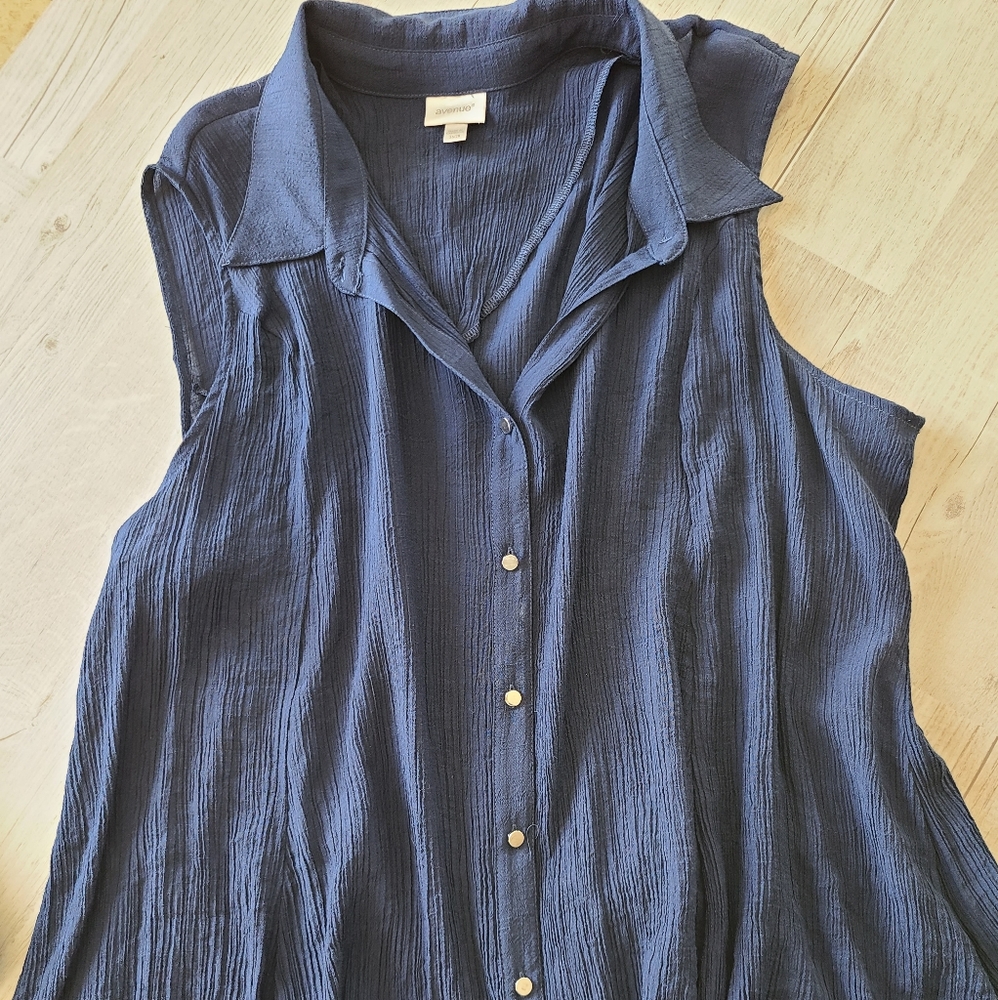 26/28 Avenue Sleeveless Button down tunic top.